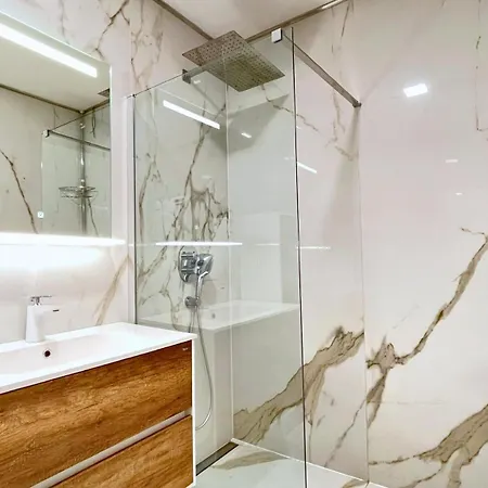 Luxury In I Almadi Lux Iv - Velvet Oak Balatonalmádi